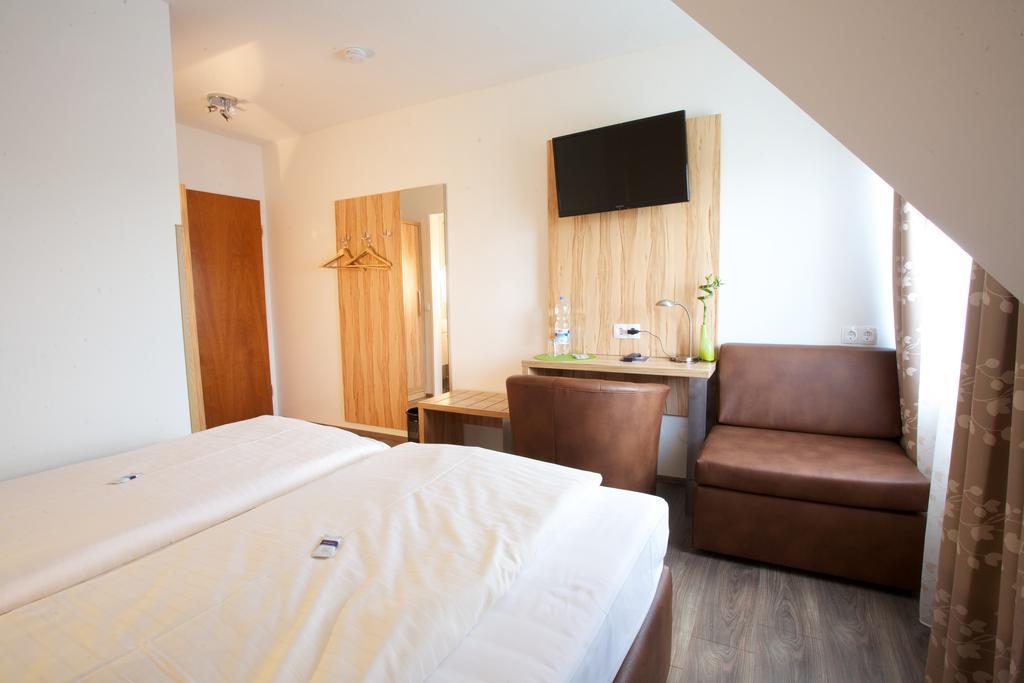 Hotel Reinhardtshof Garni Wolfschlugen Ruang foto