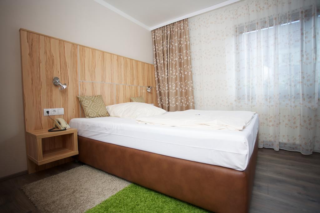 Hotel Reinhardtshof Garni Wolfschlugen Ruang foto