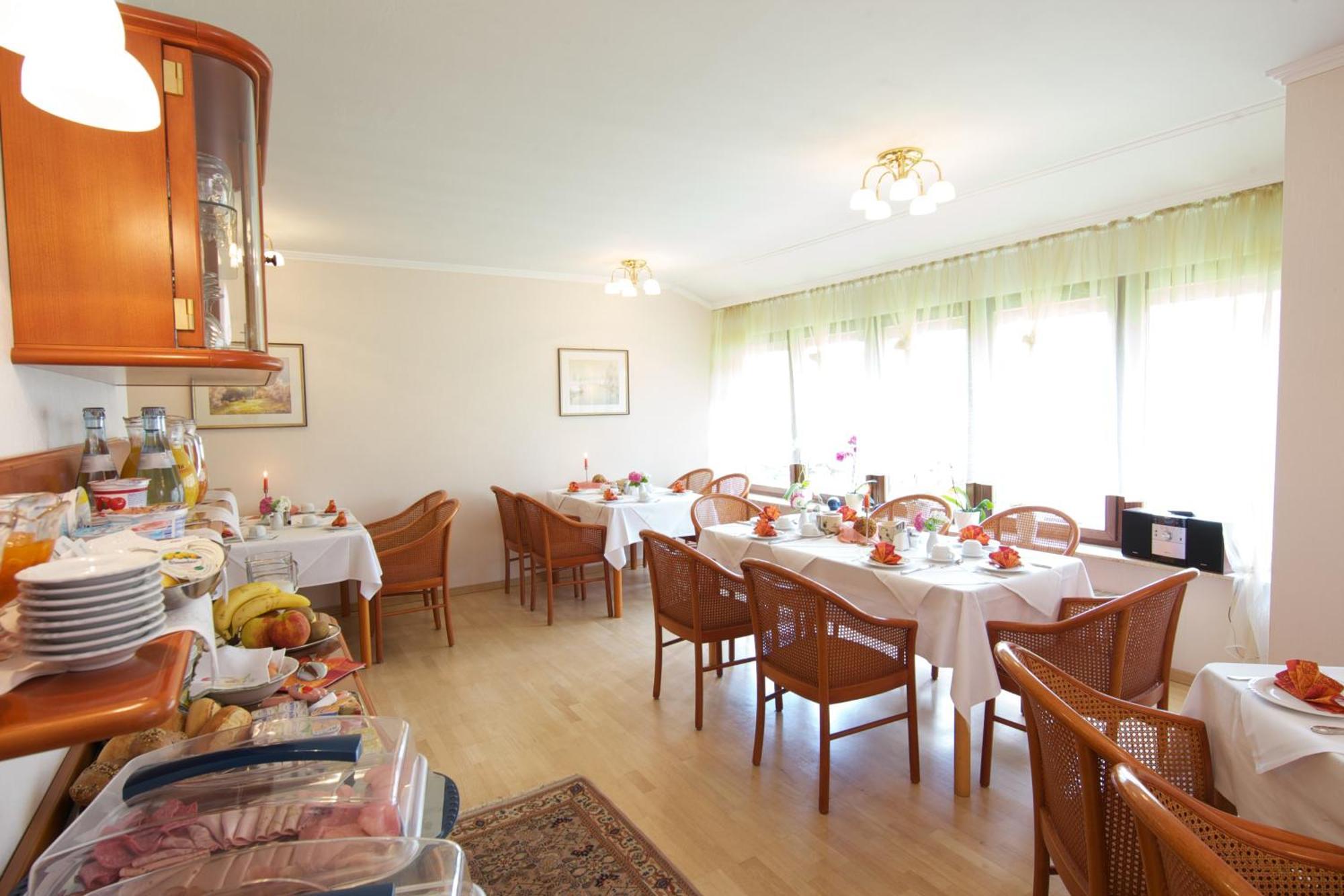 Hotel Reinhardtshof Garni Wolfschlugen Bagian luar foto