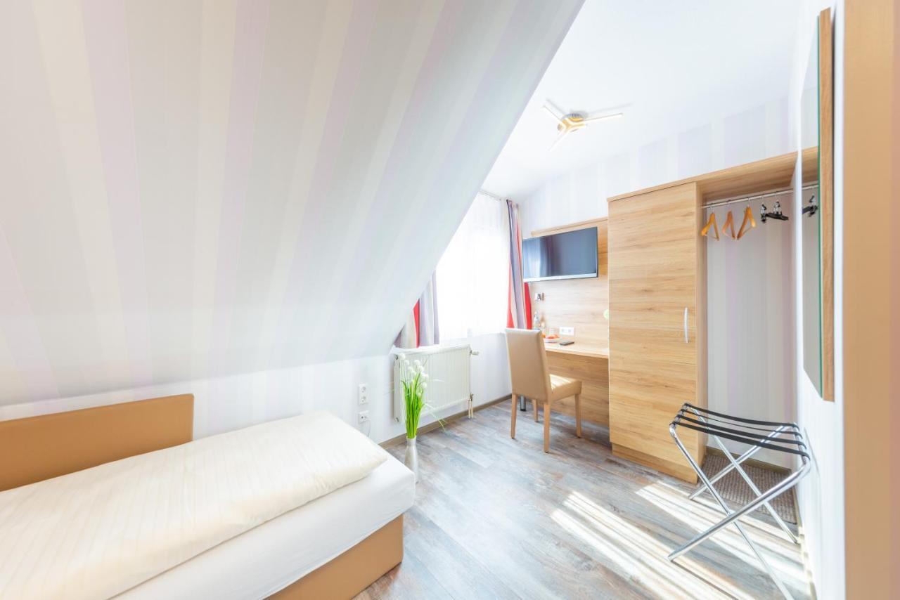 Hotel Reinhardtshof Garni Wolfschlugen Bagian luar foto