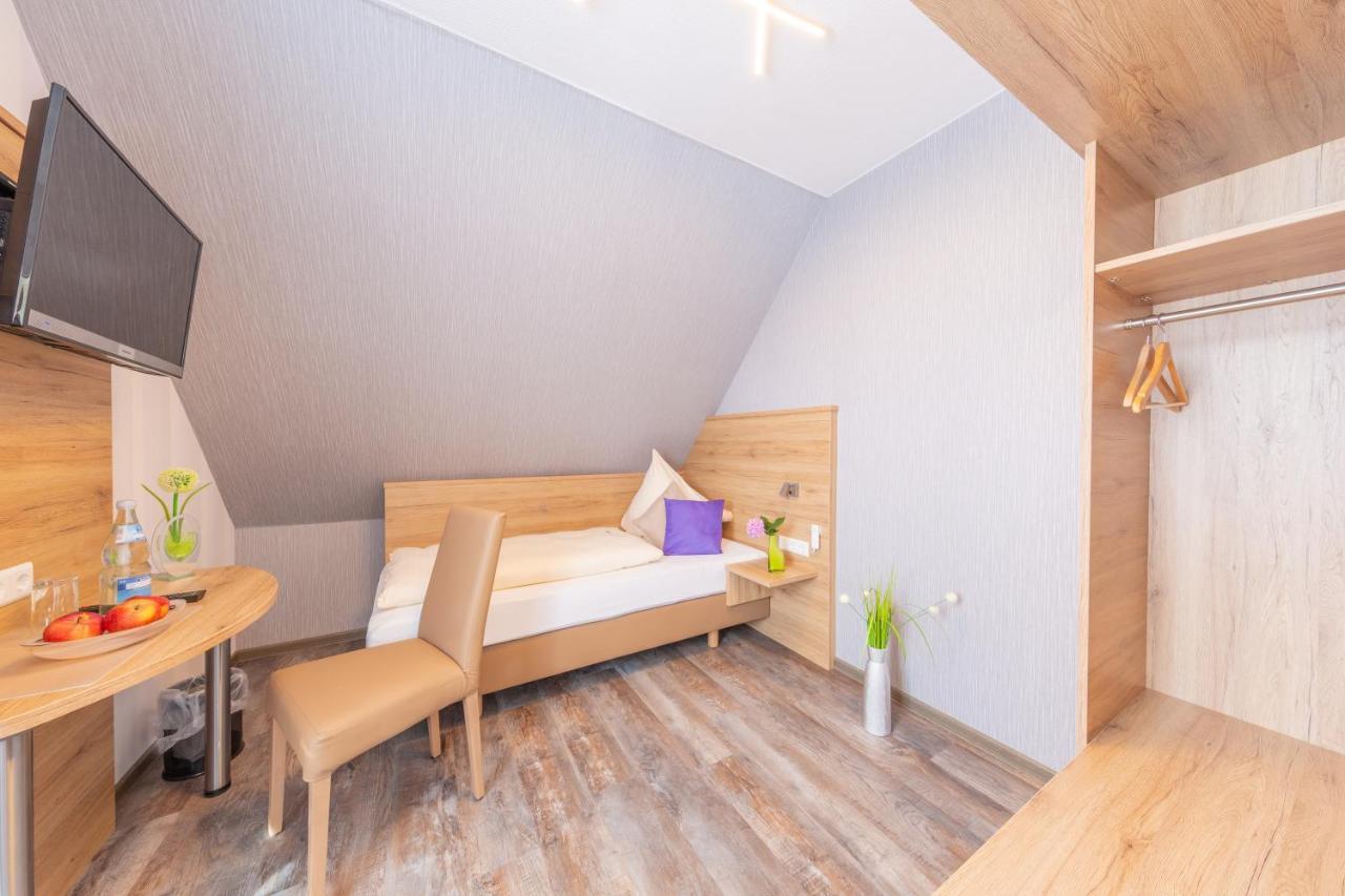 Hotel Reinhardtshof Garni Wolfschlugen Bagian luar foto